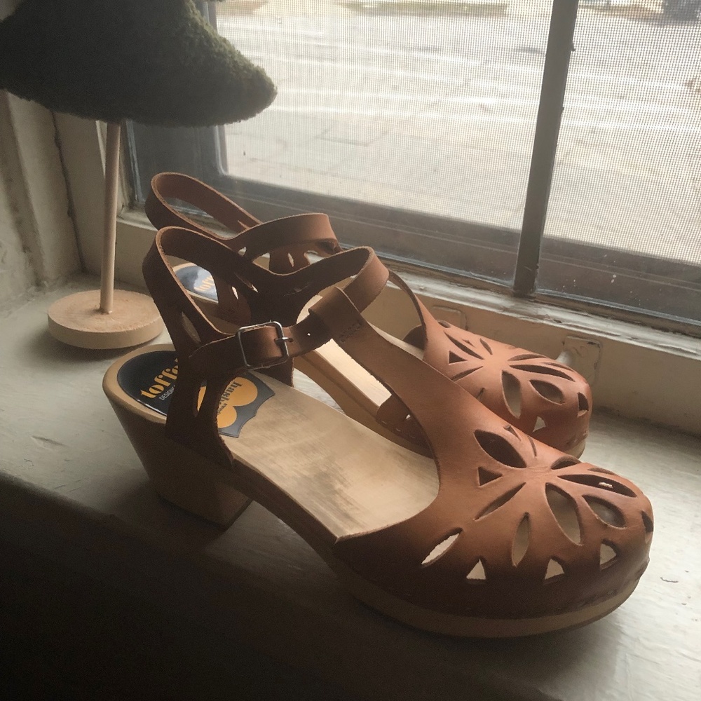 Swedish Hasbeens Lacy T-Strap Clogs, size 9/eu40
